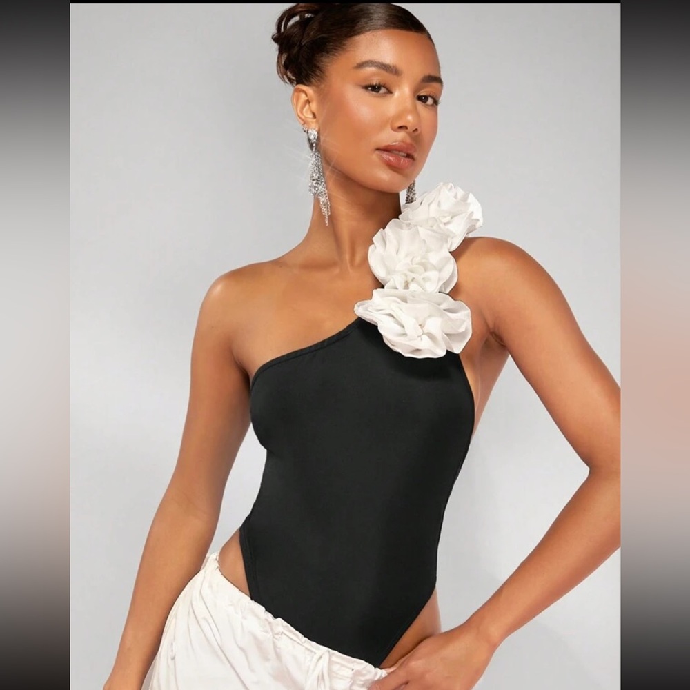 ✨ Chic One-Shoulder Black Bodysuit with White Floral Detail – Size M ✨